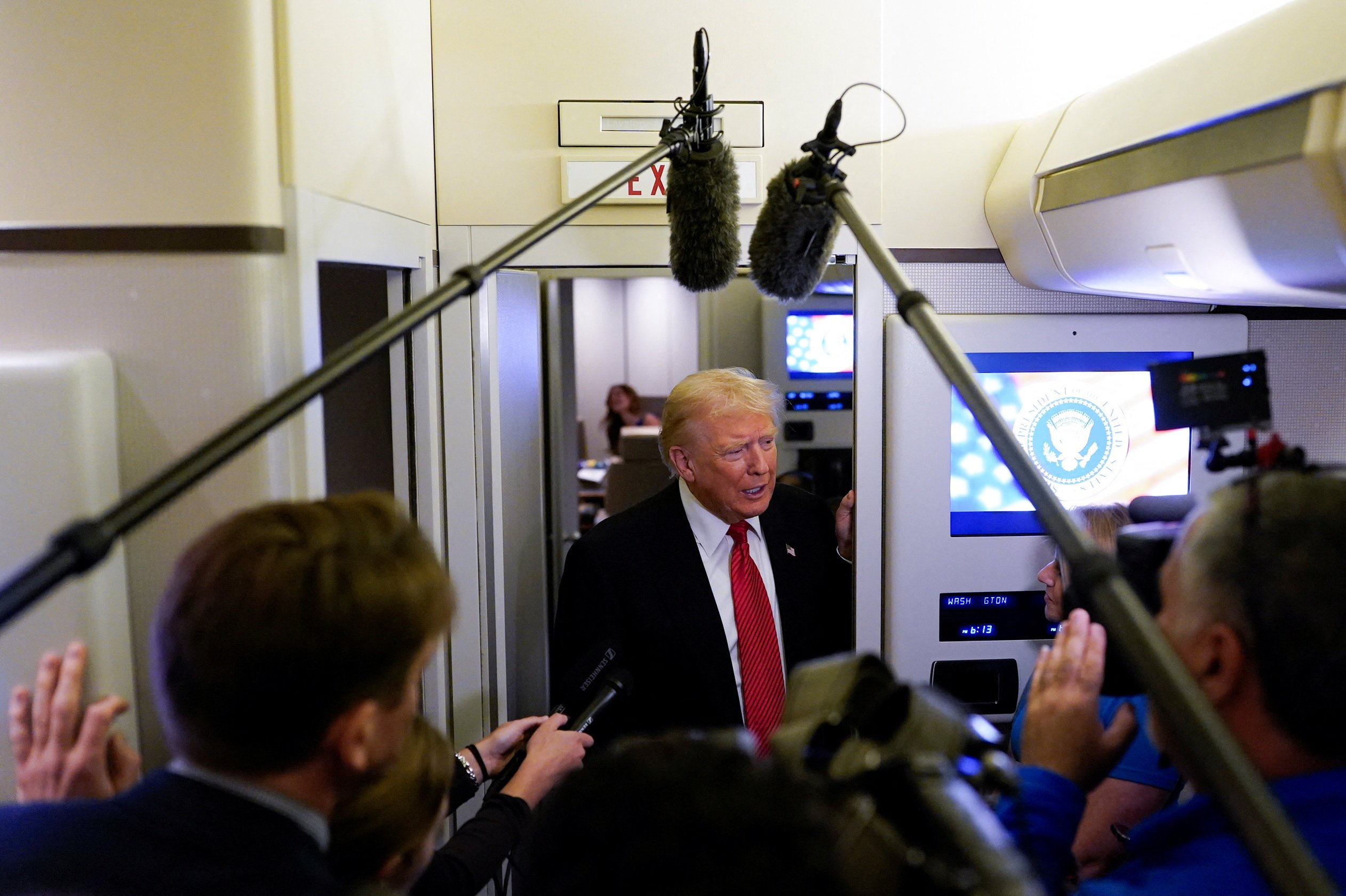 Ο Ντόναλντ Τραμπ εκφράζει τη λύπη του για τη βρετανική βασιλική οικογένεια μετά το σκάνδαλο Άντριου-Έπσταϊν