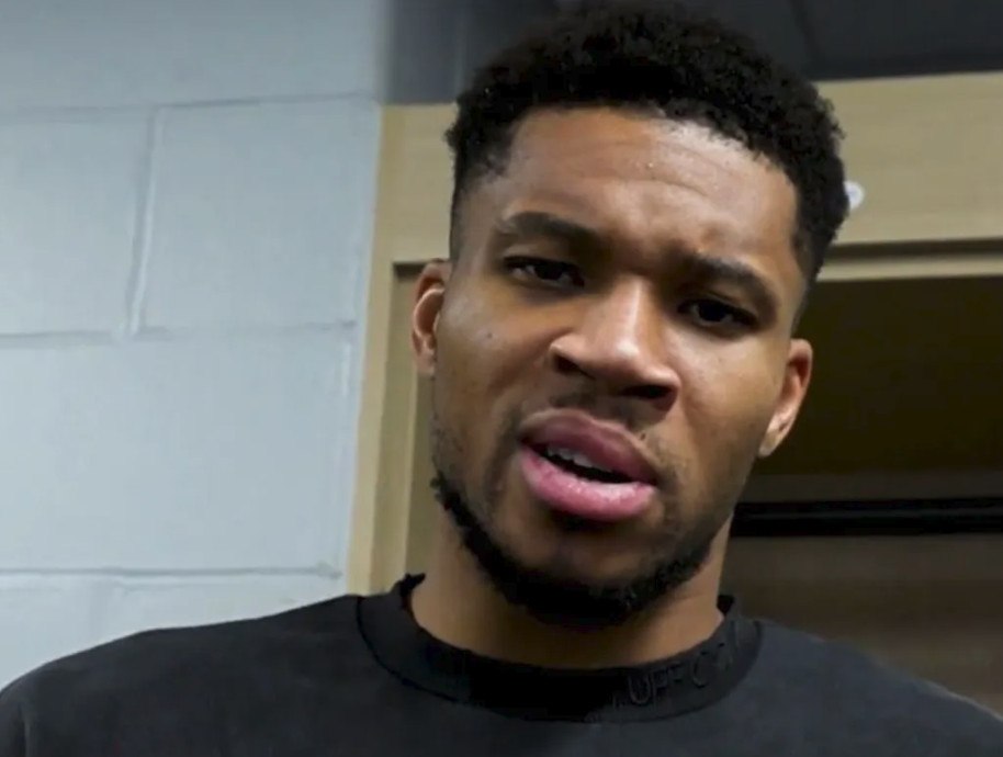 Ο Γιάννης Αντετοκούνμπο αναλύει το buzzer beater: ‘Μπορείς να ζήσεις αν αστοχήσεις, αλλά όχι αν δεν σουτάρεις’