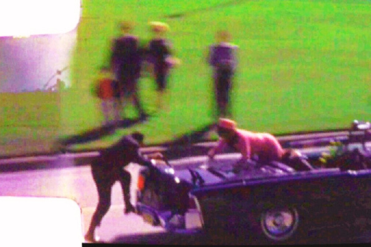 Τζάκι Κένεντι: Γιατί το μοιραίο ροζ ταγιέρ που σχετίζεται με τη δολοφονία του JFK παραμένει κλειδωμένο μέχρι το 2103