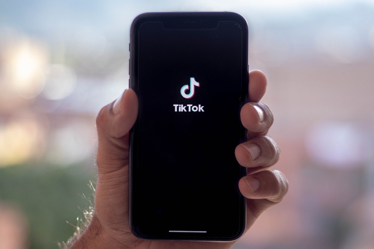 Η Γαλλία εξετάζει τον αλγόριθμο του TikTok, που μπορεί να ωθεί τους πιο ευάλωτους στην αυτοκτονία