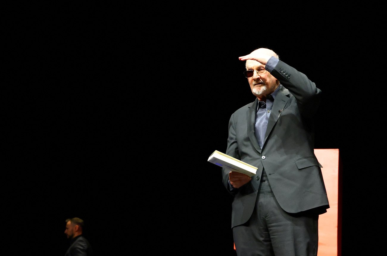 Ο Σαλμάν Ρουσντί εκφράζει έκπληξη που δεν παρουσιάζει συμπτώματα PTSD μετά την επίθεση του 2022