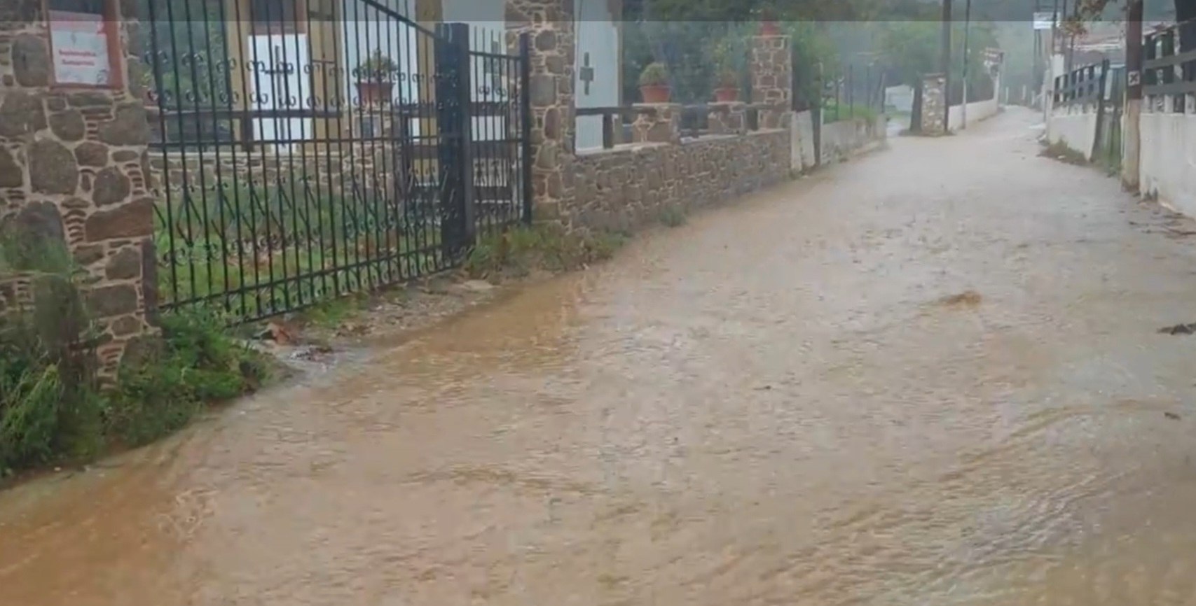 Δρόμοι μετατράπηκαν σε ποτάμια στη Σκιάθο εξαιτίας της κακοκαιρίας