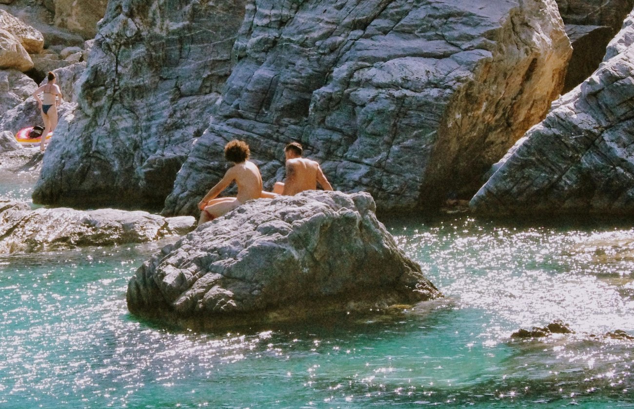 Σε ποιον δεν έχει συμβεί: Γυμνιστές μπερδεύονται και αποκαλύπτονται σε λάθος παραλία, με την αστυνομία να παρεμβαίνει