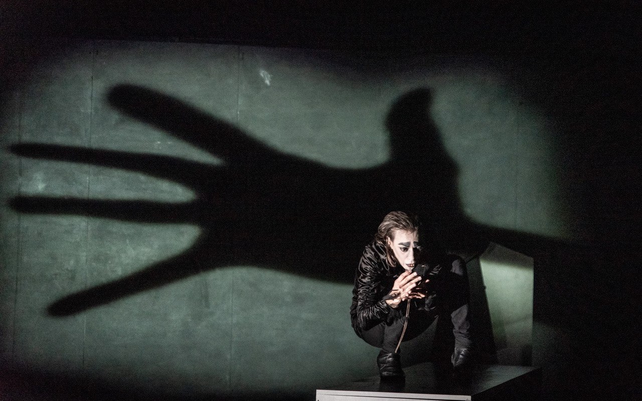 Nomsferatu: Η εμβληματική ιστορία του Δράκουλα ζωντανεύει στο Θέατρο 104