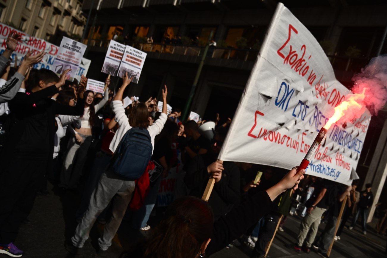 Πανεκπαιδευτική κινητοποίηση: Καπνογόνα στο Σύνταγμα και λουλούδια για τα θύματα των Τεμπών