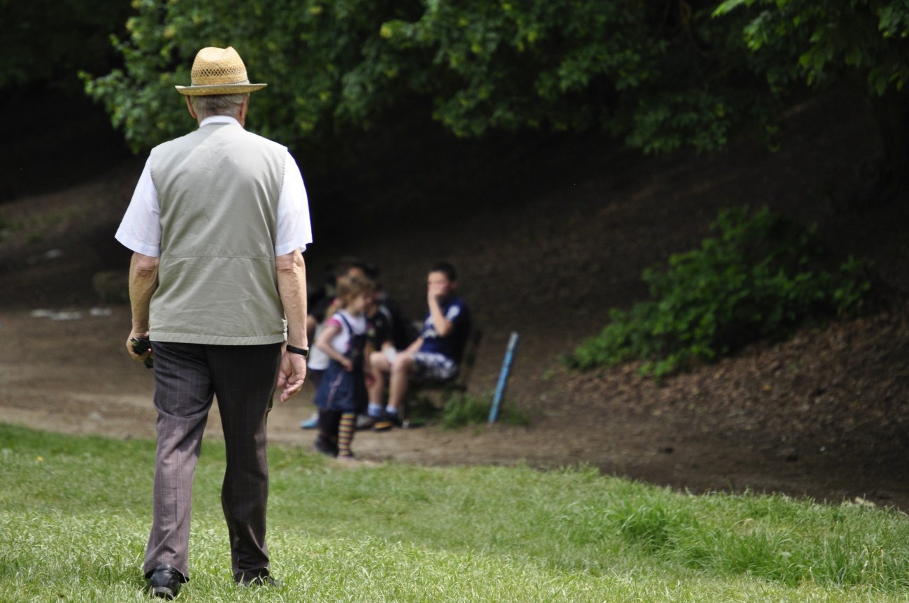 Ένας απλός περίπατος μπορεί να καθυστερήσει την εμφάνιση της Αλτσχάιμερ
