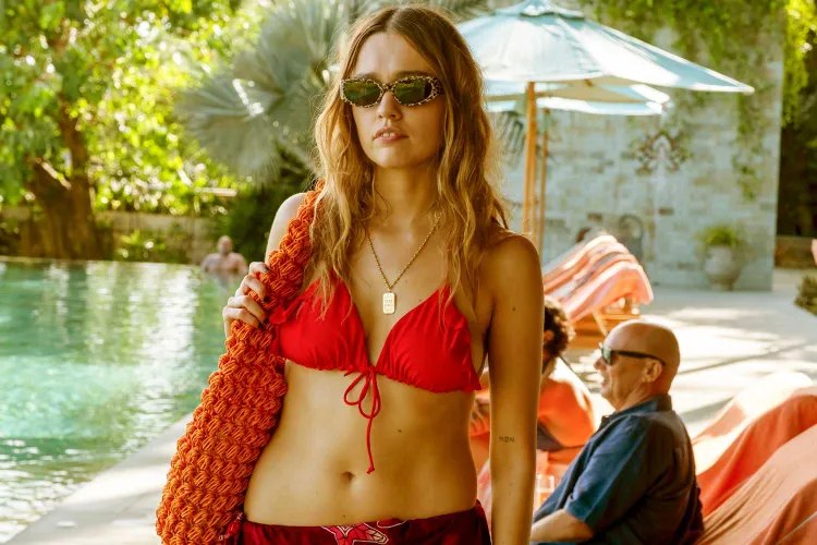 Η Έιμι Λου Γουντ υπερνίκησε τη σωματική δυσμορφική διαταραχή μέσω της εμπειρίας της στο White Lotus