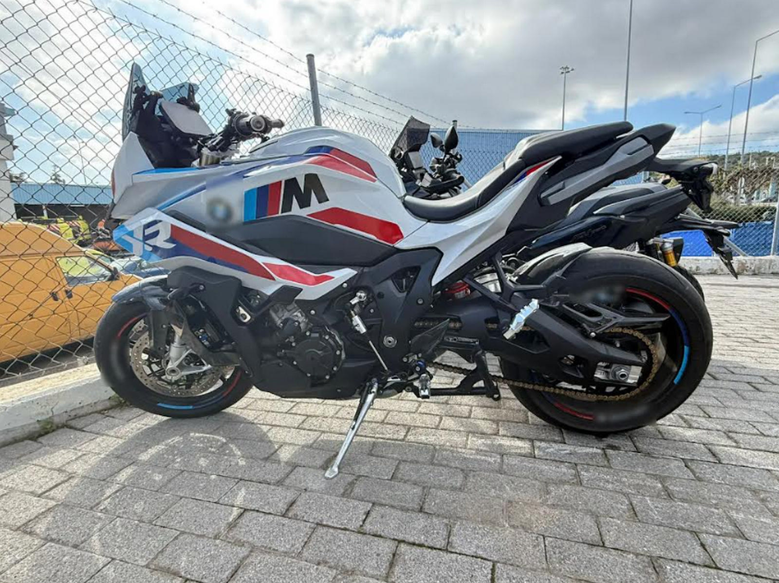 Στη σύλληψη δύο οδηγών που υπερέβησαν τα 250 χλμ./ώρα στην Αττική Οδό προχώρησε η ΕΛ.ΑΣ.