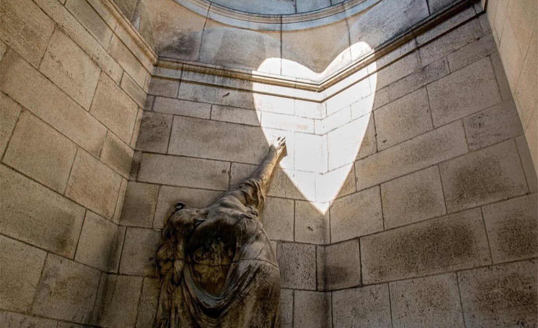 Το ηλιακό φως σχηματίζει μια καρδιά στο μαυσωλείο ενός αιώνια ερωτευμένου ζευγαριού από τη Γαλλία