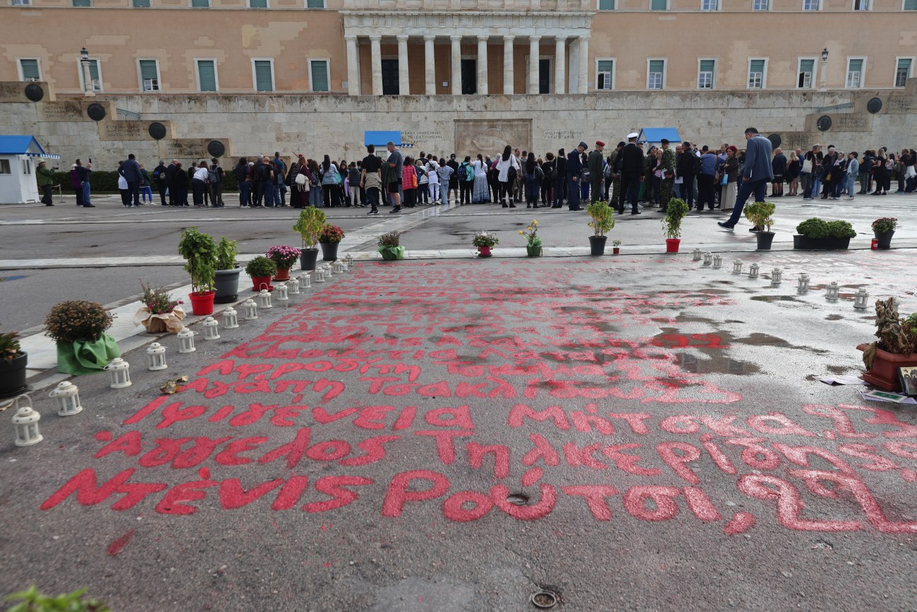 Πώς προχωρά η διαδικασία εκταφών για τα θύματα των Τεμπών και ποιες οι ευθύνες για τις καθυστερήσεις