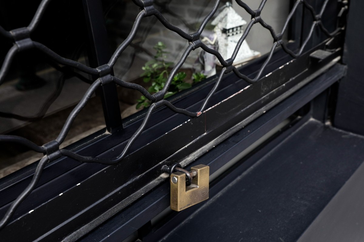 Νέες σφραγίσεις καταστημάτων από τον δήμο Αθηναίων για την προστασία δημόσιων χώρων