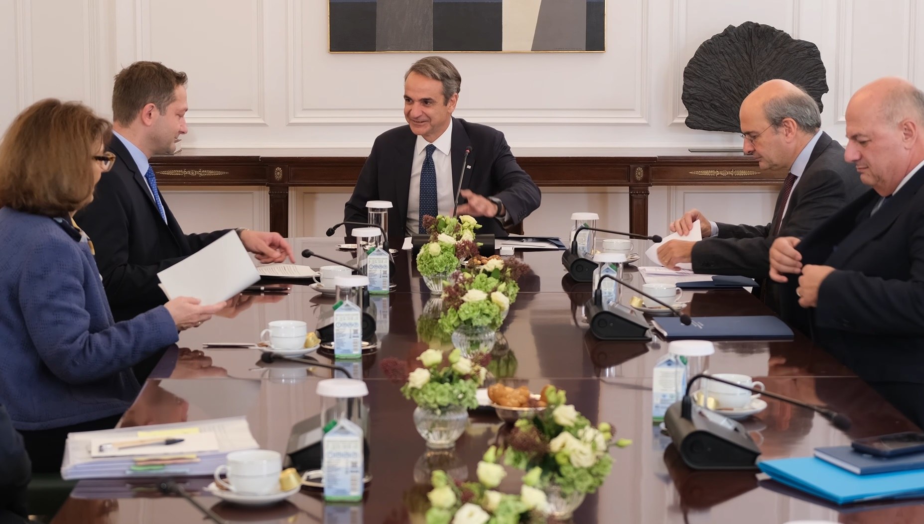 Συνάντηση Μητσοτάκη με τον Ευρωπαίο επίτροπο Γεωργίας υπό το βάρος του σκανδάλου του ΟΠΕΚΕΠΕ