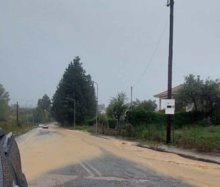 Αγρίνιο: Σημαντικά προβλήματα από την έντονη βροχόπτωση – Έκλεισαν δρόμοι, πλημμύρισαν σπίτια