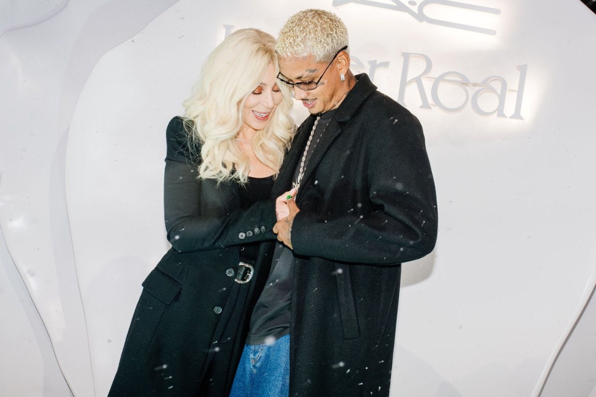 Η 79χρονη Σερ απαντά στους επικριτές της για τον 39χρονο σύντροφό της