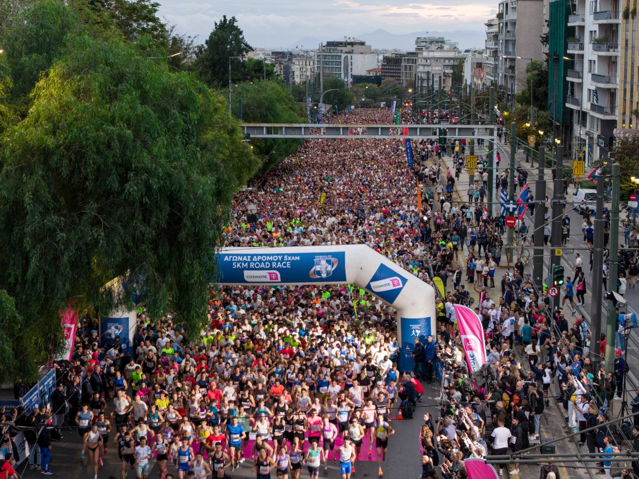 42ος αυθεντικός μαραθώνιος: Χιλιάδες δρομείς στον αγώνα των 5χλμ – Νικήτρια η Αναστασάκη με ρεκόρ, θρίαμβος και για τον Γεωργίου