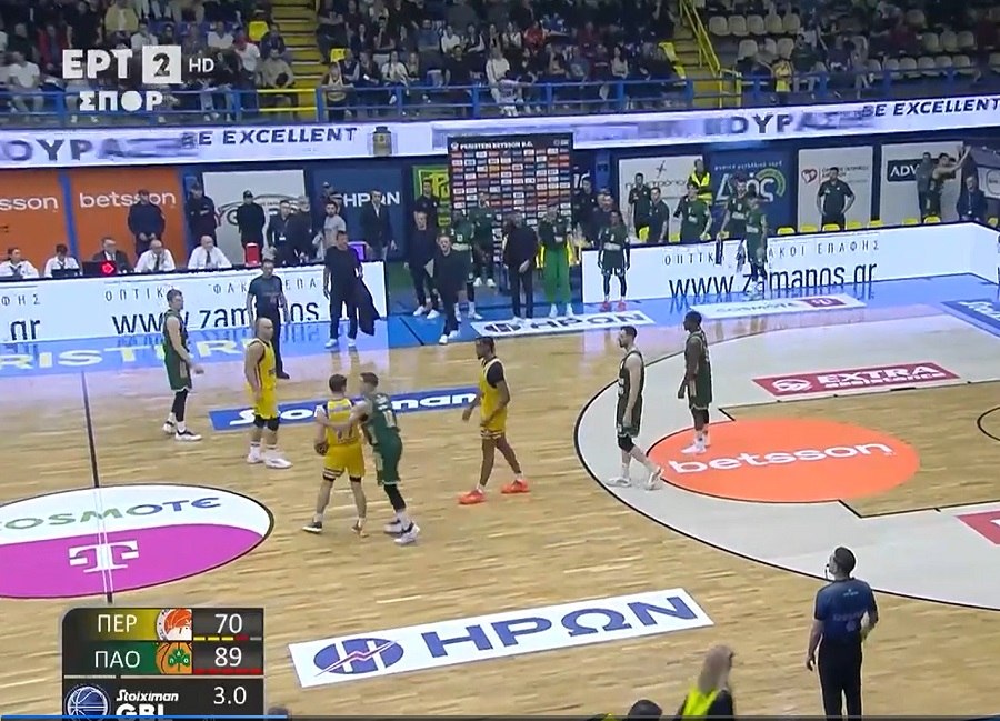 Η εντυπωσιακή κίνηση του Σλούκα που βοήθησε νεαρό παίκτη του Περιστερίου να σκοράρει (vid)