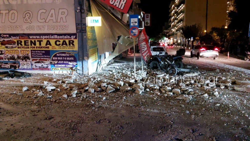 Κατάρρευση μπαλκονιού στα Χανιά: Ζημιές σε οχήματα και κατάστημα