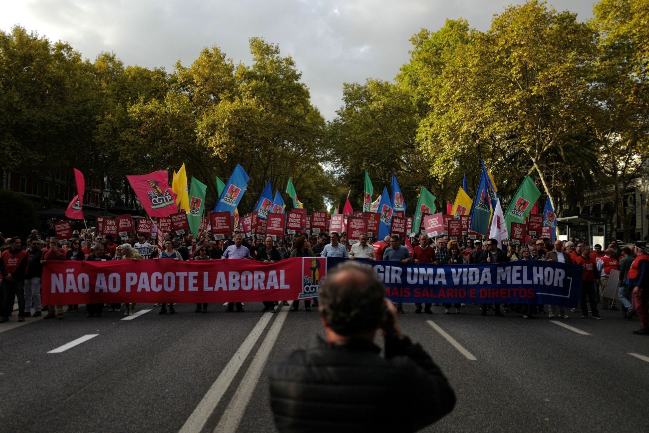Εργασιακά: Μαζική διαδήλωση στη Λισαβόνα ενάντια στην αναθεώρηση της εργατικής νομοθεσίας