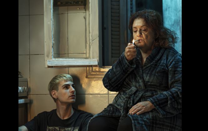 Αγώνες και μεταμορφώσεις μιας γυναίκας: Μια σπαρακτική ιστορία στο θέατρο Τζένη Καρέζη