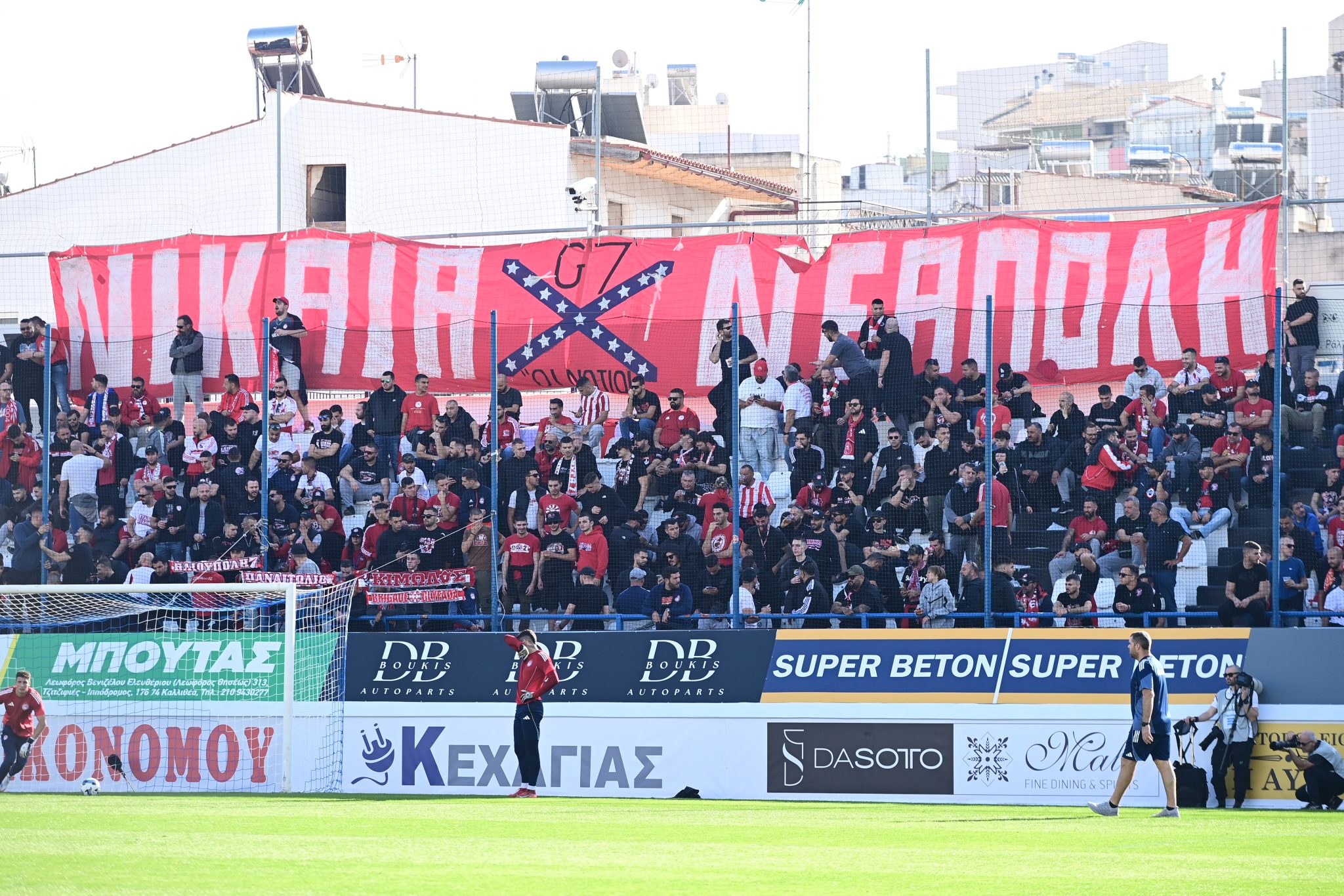 Ολυμπιακός: Συναρπαστική ατμόσφαιρα από τους φιλάθλους στη Νεάπολη
