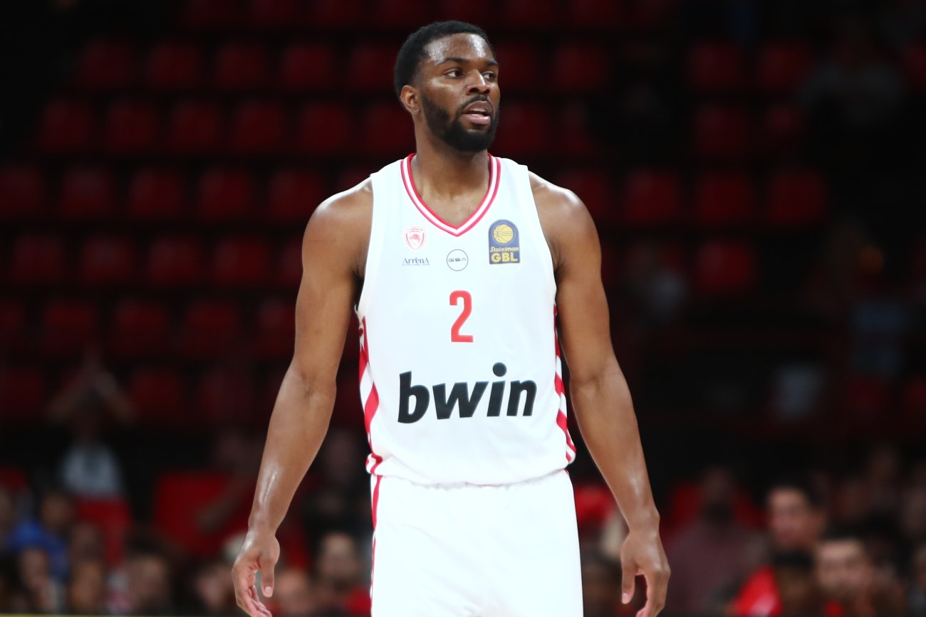 Ο Κίναν Έβανς εντυπωσιάζει στο ντεμπούτο του με τον Ολυμπιακό