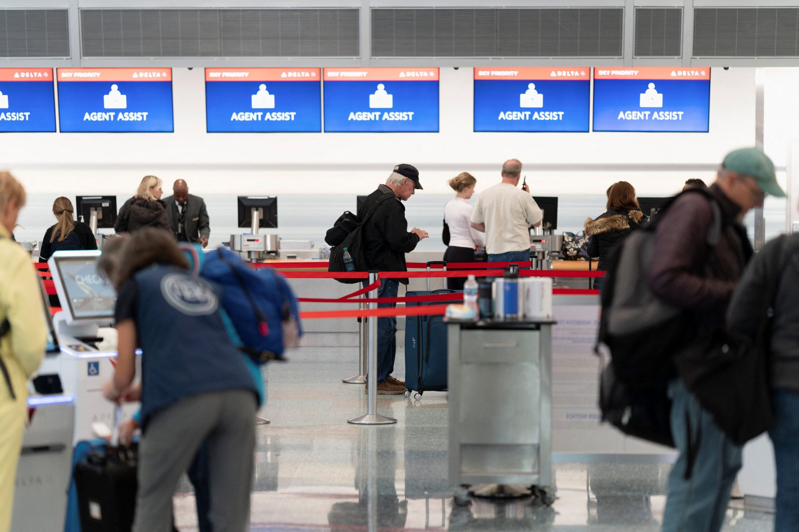 ΗΠΑ: Ακυρώσεις και καθυστερήσεις σε πάνω από 2.000 πτήσεις λόγω shutdown – Ποια αεροδρόμια πλήττονται