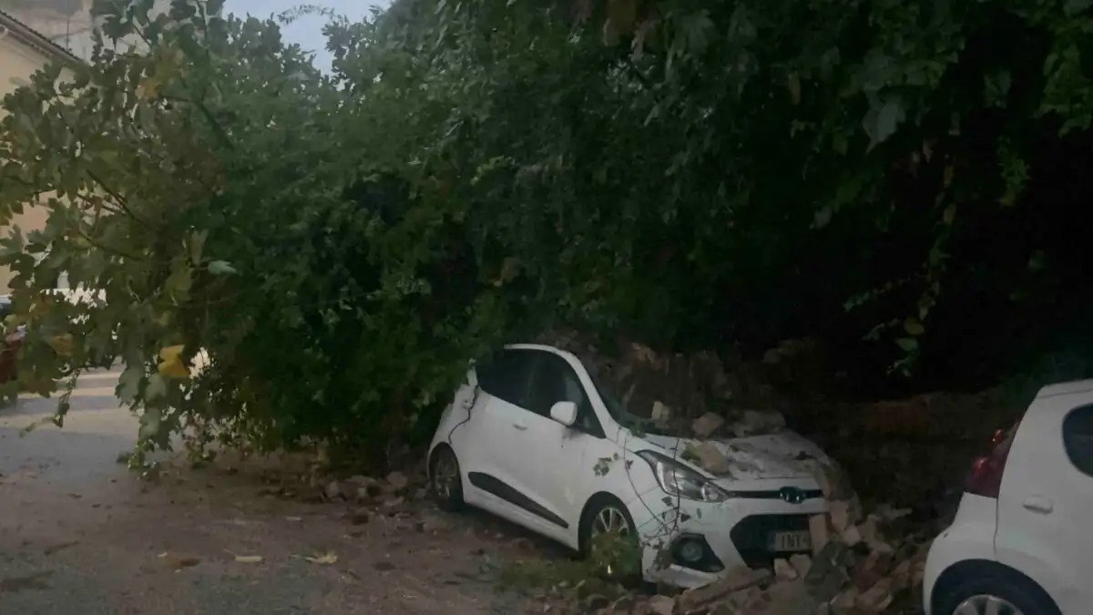 Κακοκαιρία: Ισχυρές καταιγίδες πλήττουν την Κέρκυρα, καταρρέουν τοιχία και καταπλακώνονται αυτοκίνητα