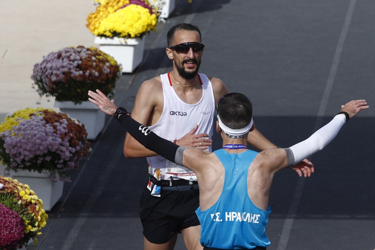 Η συγκινητική ανακοίνωση του Μπάμπη Πιτσώλη στον τερματισμό του Μαραθωνίου της Αθήνας