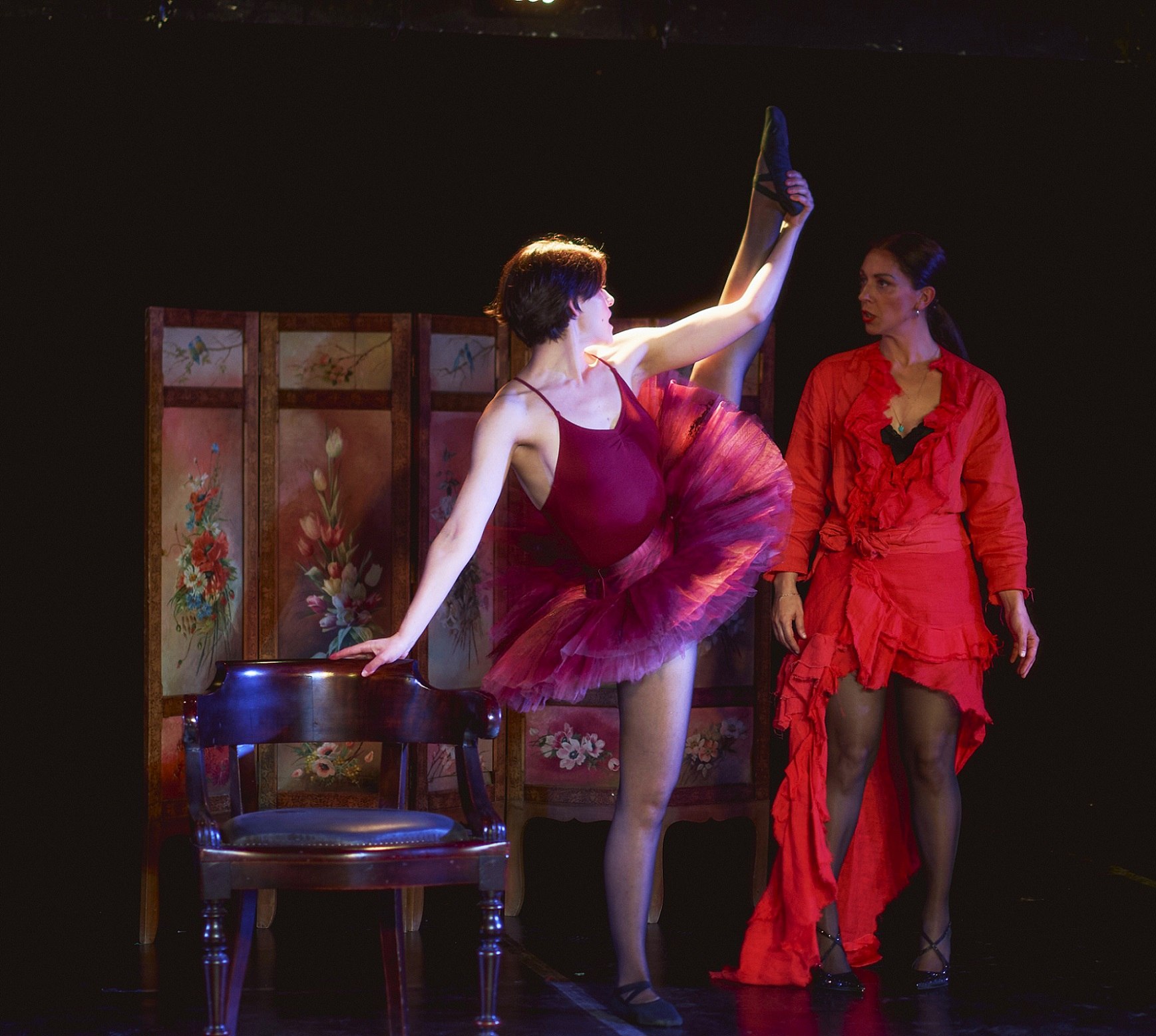 Η Λέλα και η Λέλα: Μια κωμωδία για τις σχέσεις εξουσίας ανάμεσα σε δύο γυναίκες στο Θέατρο Φούρνος