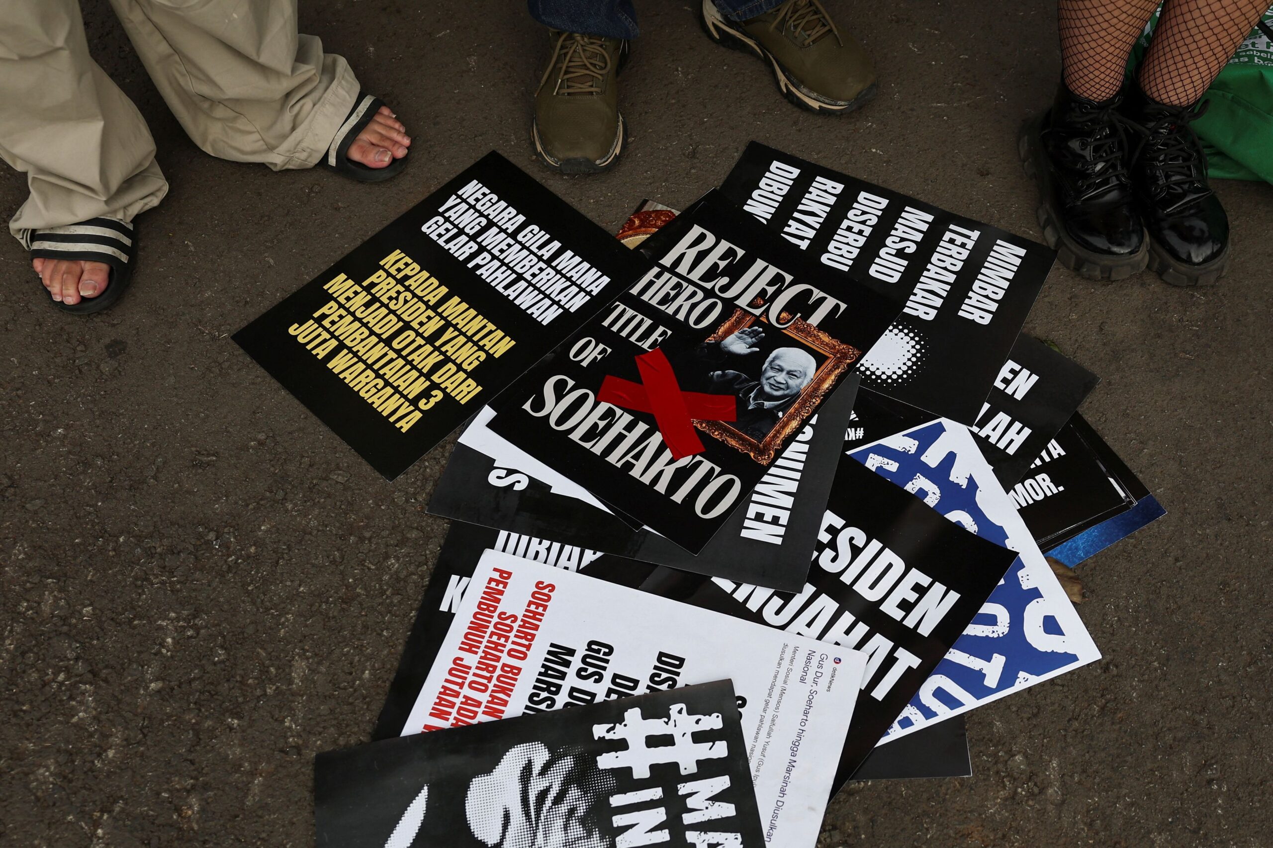 Αναβρασμός στην Ινδονησία: Η κυβέρνηση αναγορεύει εθνικό ήρωα τον πρώην δικτάτορα Σουχάρτο