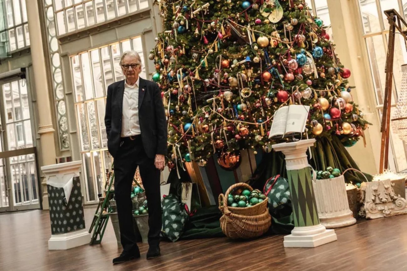 Μια μαγευτική χριστουγεννιάτικη κατάληψη του Royal Opera House του Λονδίνου από τον σχεδιαστή μόδας Paul Smith