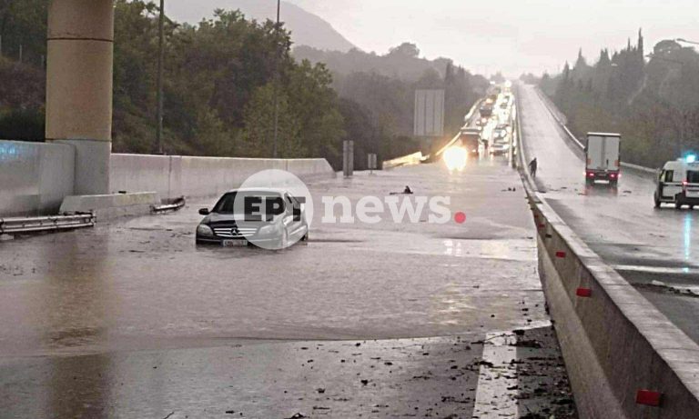 Κακοκαιρία στην Αρκαδία: Πλημμύρες στον αυτοκινητόδρομο Μορέας με εγκλωβισμένα οχήματα, ανάμεσά τους μία έγκυος