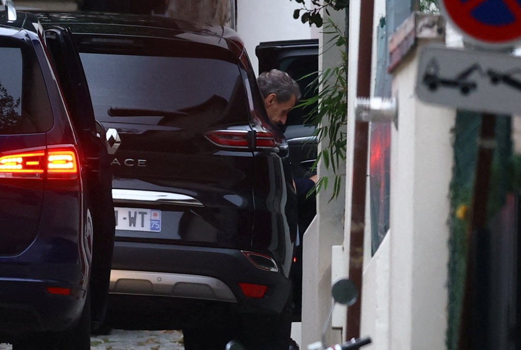 Η αποφυλάκιση του Σαρκοζί: Εικόνες και βίντεο από την επιστροφή του στο σπίτι