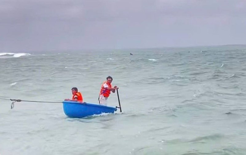 Βιετνάμ: Διάσωση τριών ανδρών έπειτα από 40 ώρες εν μέσω τυφώνα Καλμάγκι [βίντεο]