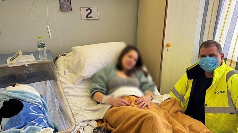 Μεσσηνία: Αστυνομικός μεταφέρει ετοιμόγεννη εγκλωβισμένη από την κακοκαιρία στο νοσοκομείο