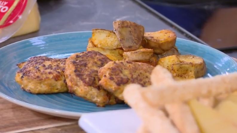 Συνταγή μπιφτεκιών κοτόπουλου γεμιστών με τυρί και ψητές γλυκοπατάτες