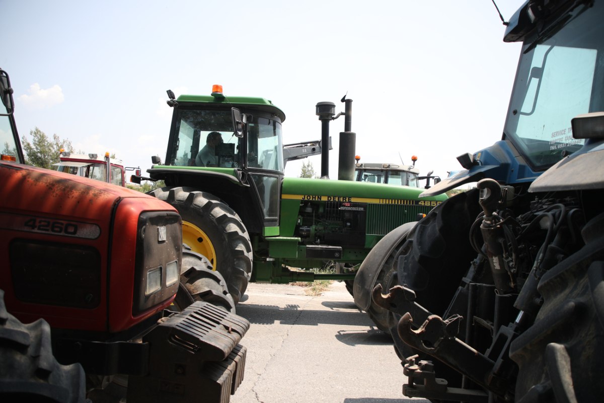 Πυρά από την αντιπολίτευση κατά της κυβέρνησης για τις καθυστερήσεις πληρωμών στους αγρότες