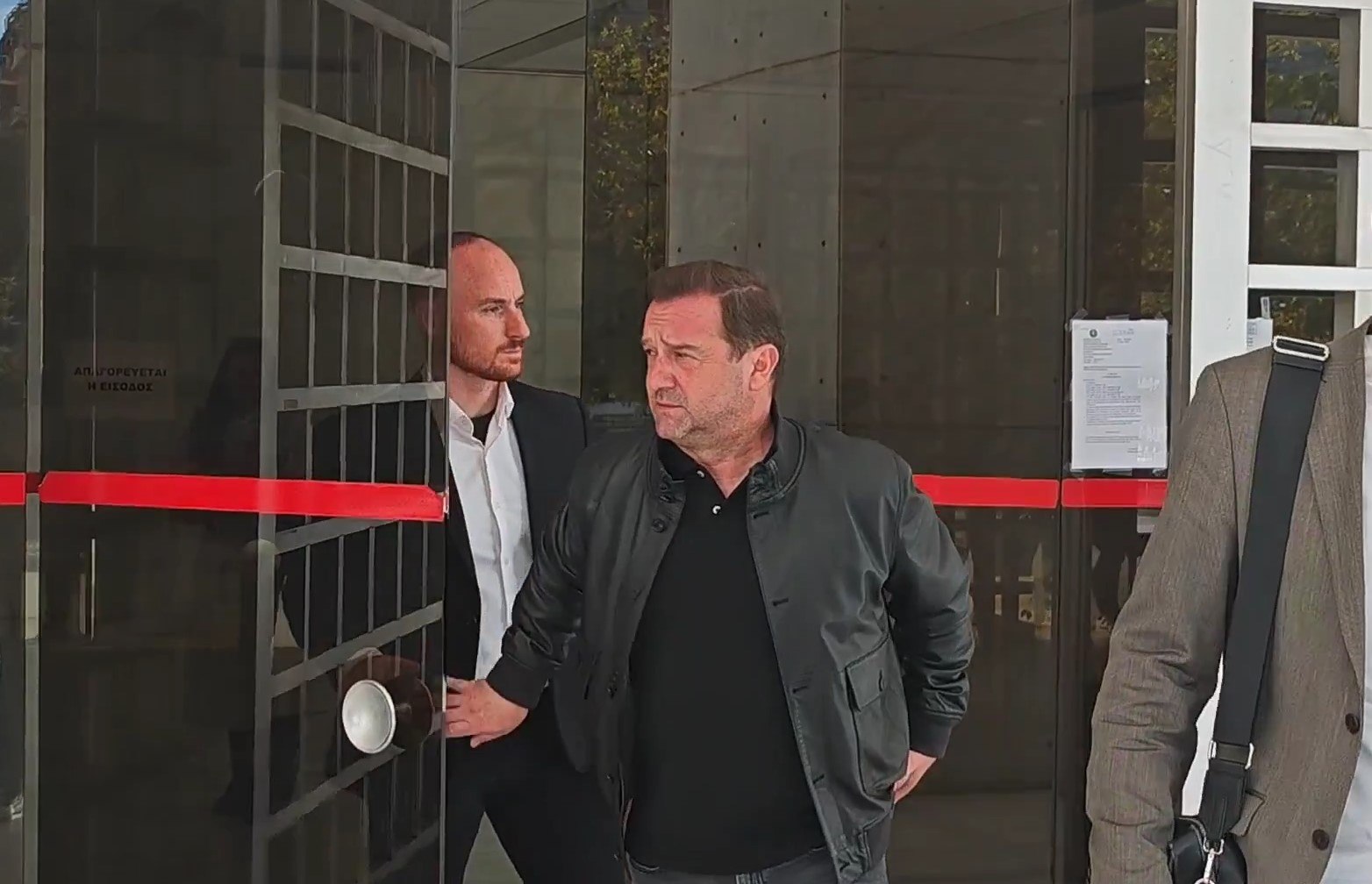 Νίκος Πλακιάς: Ο Καραμανλής φέρει την ευθύνη για τη δολοφονία 57 ψυχών, δήλωσε έξω από τον Άρειο Πάγο