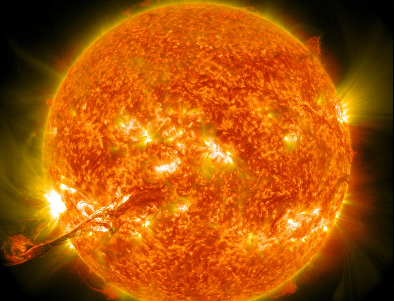 Ηλιακή καταιγίδα πλήττει τη Γη: Πώς επηρεάζει τις ραδιοφωνικές επικοινωνίες στην Ευρώπη και την Ασία