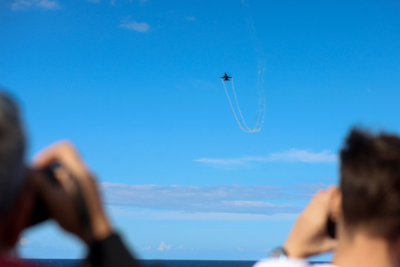 Εντυπωσιακή αεροπορική επίδειξη από την ομάδα ΖΕΥΣ της Πολεμικής Αεροπορίας