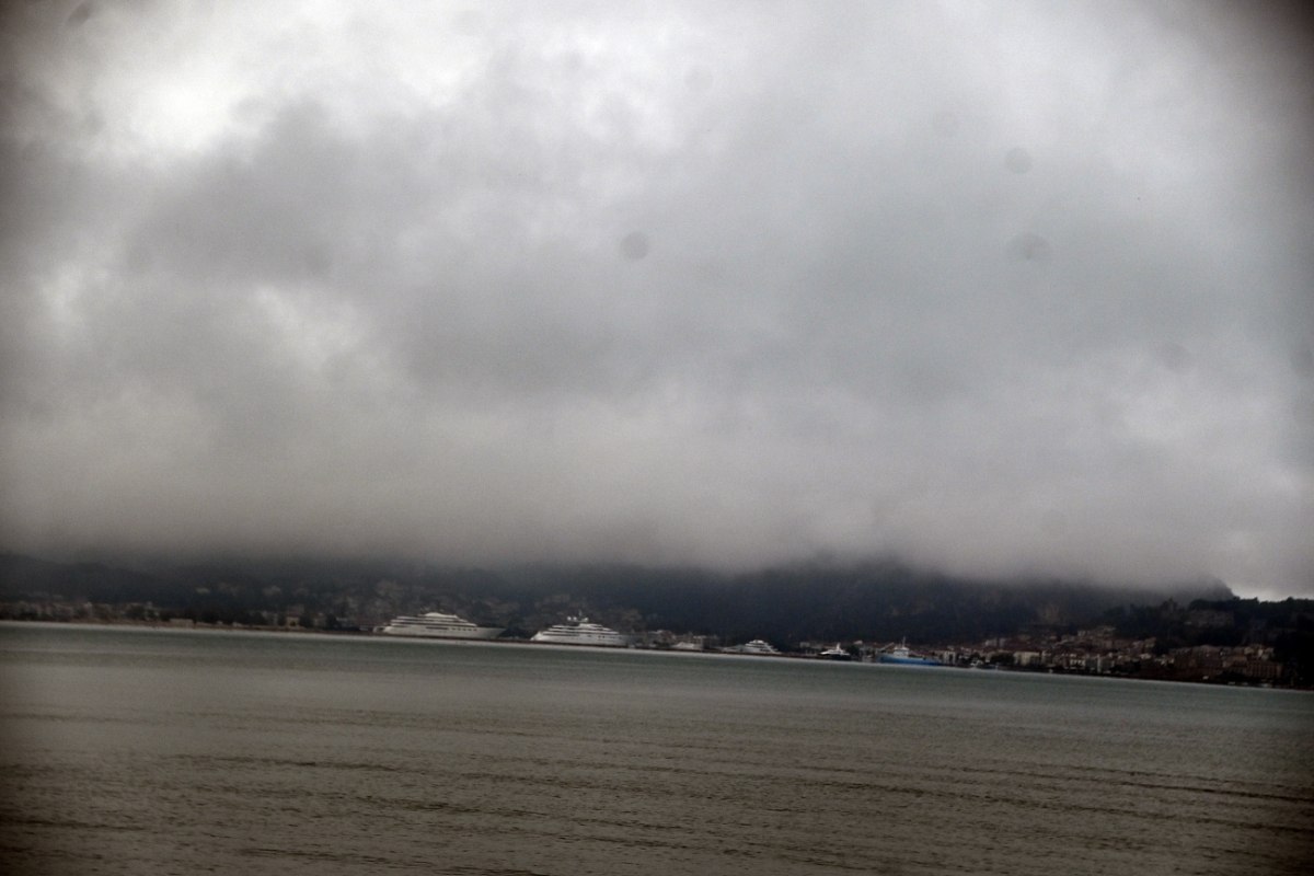 Καιρός: Μικρή πτώση της θερμοκρασίας και περιορισμένη ορατότητα – Πού αναμένονται βροχές