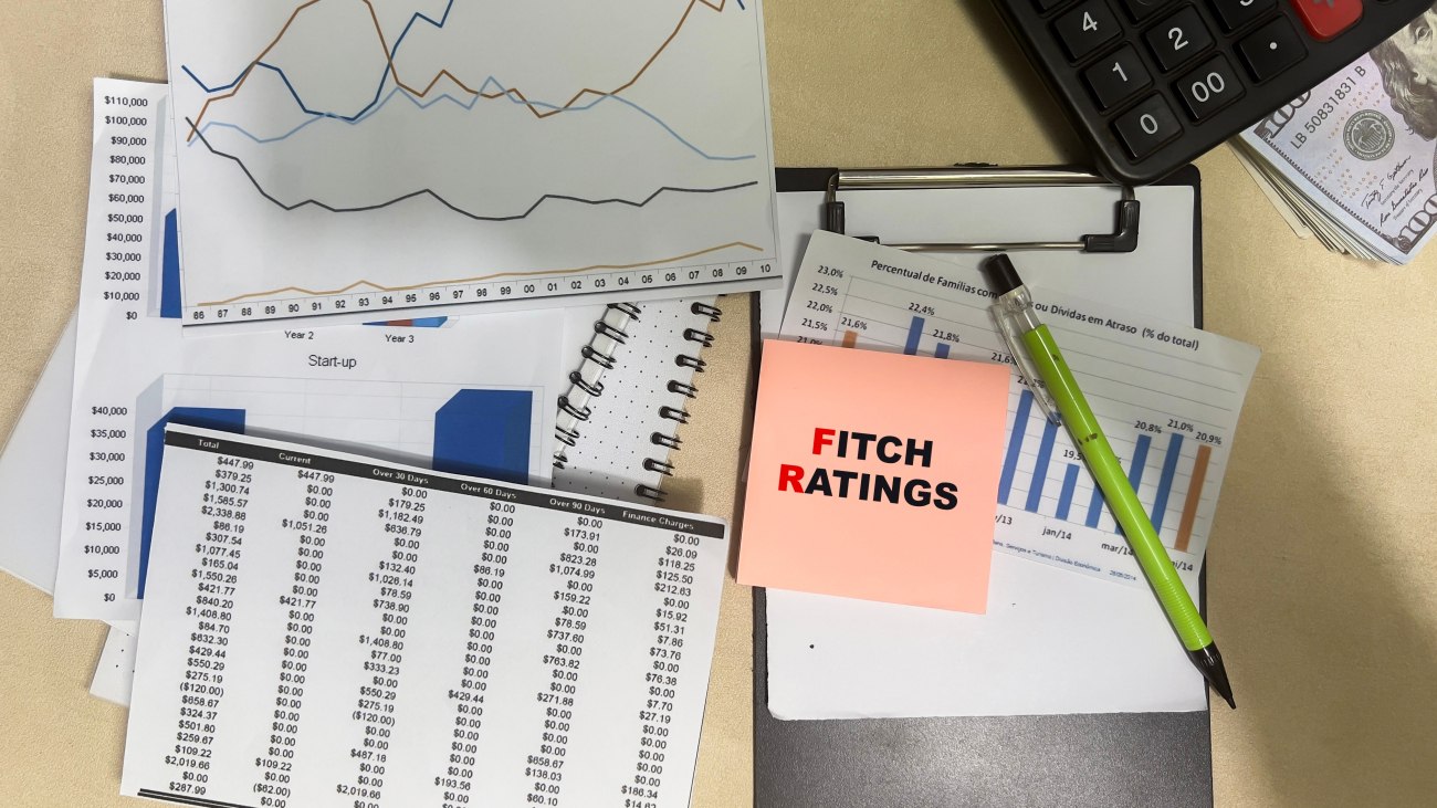 Γιατί η Ελλάδα παραμένει μακριά από την επενδυτική βαθμίδα Α: Οι αποτυχίες της κυβέρνησης και τα διαρθρωτικά προβλήματα