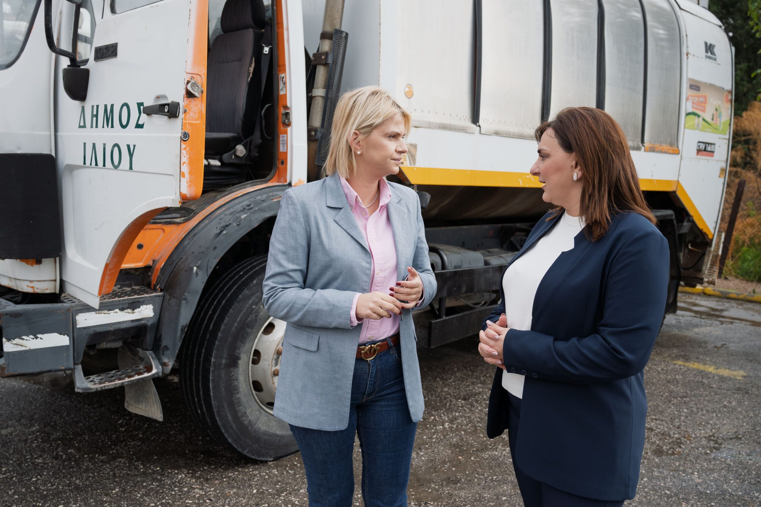 Στήριξη μεταξύ δήμων: Ο Δήμος Ιλίου δωρεά απορριμματοφόρου στον Δήμο Αμφίκλειας-Ελάτειας