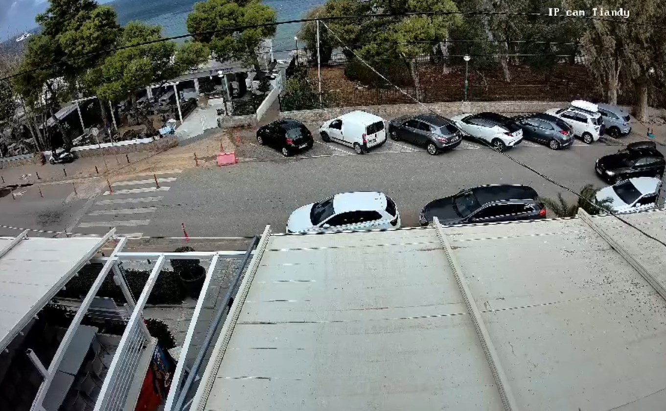 Καβούρι: Ισχυρή ριπή ανέμου εκτοξεύει τη σκεπή παραθαλάσσιου εστιατορίου (βίντεο)