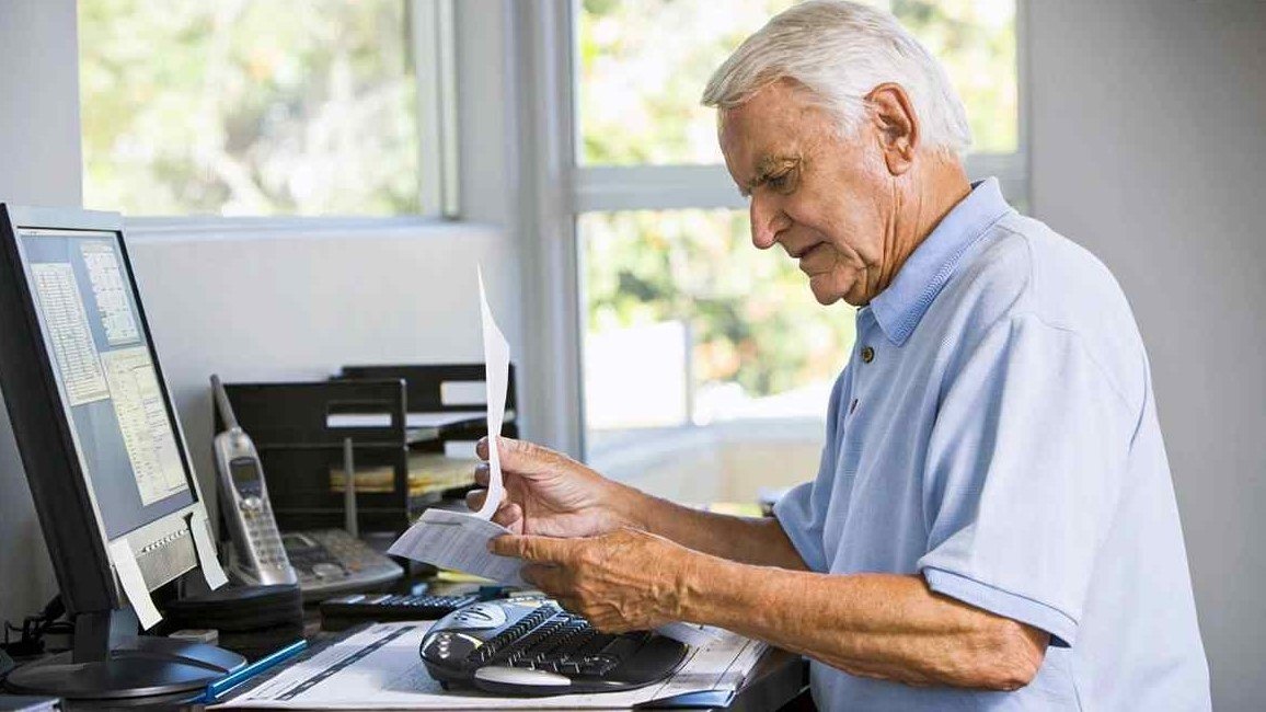 Εργαζόμενοι συνταξιούχοι: Ποιοι είναι οι 255.000 βιοπαλαιστές της τρίτης ηλικίας;