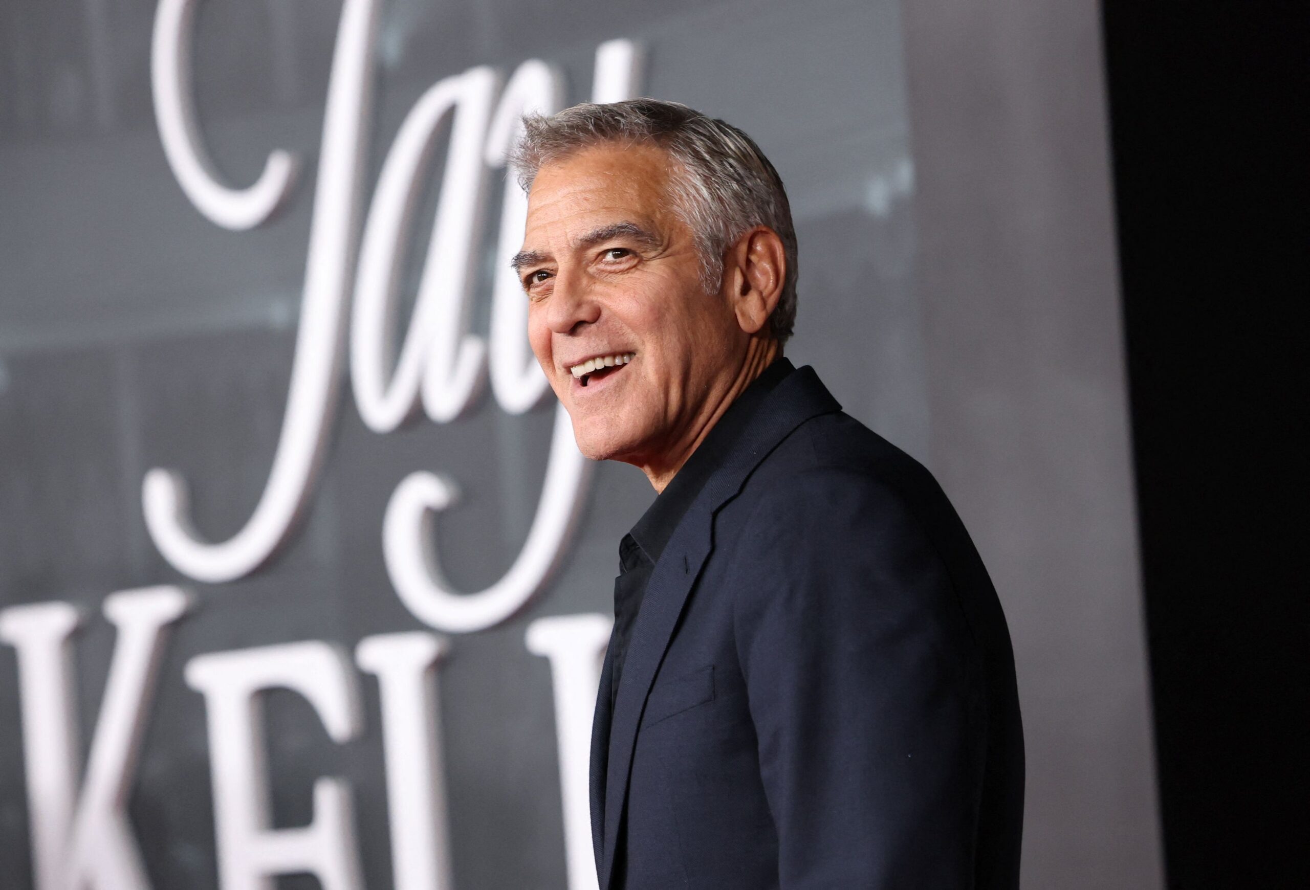 Ο Τζορτζ Κλούνεϊ μιλά για την εμβληματική χαίτη του τη δεκαετία του ’80