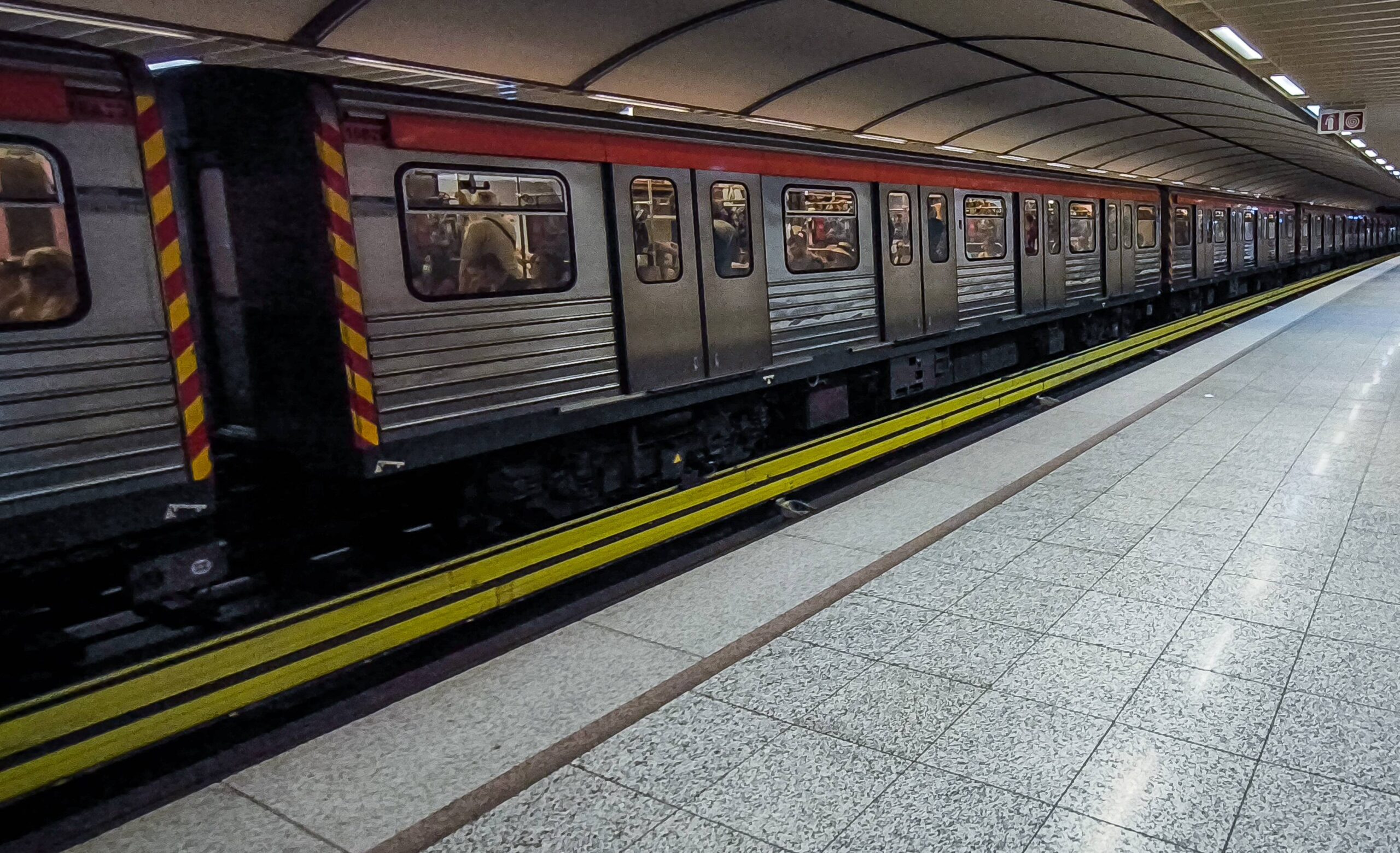 Συναγερμός στο μετρό του Μοναστηρακίου λόγω καπνού σε συρμό