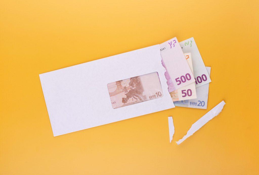 Η ψαλίδα των μισθών: Οι ελληνικοί μισθοί υπολείπονται της Ευρώπης για άλλη μία φορά