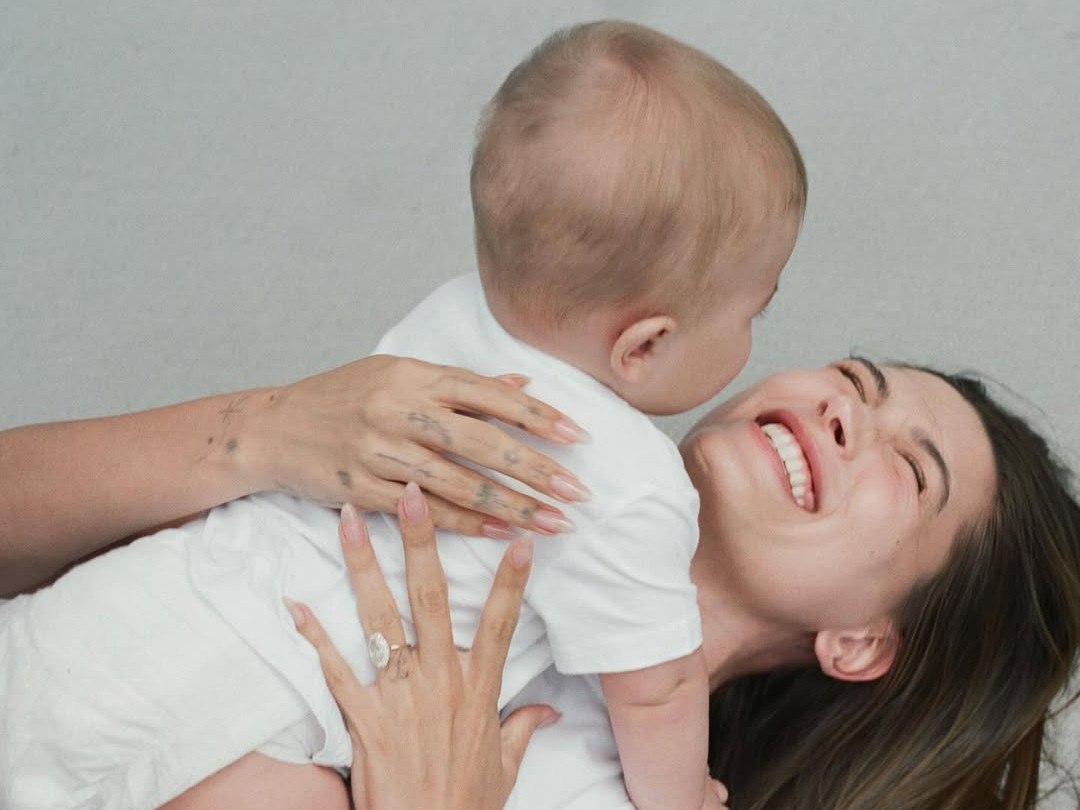 Η Χέιλι Μπίμπερ αποκαλύπτει την γονεϊκότητά της: Δεν ντρέπομαι να παραδεχτώ ότι έχω βοήθεια