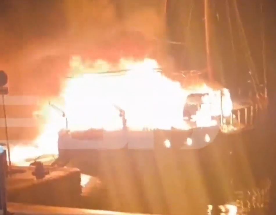 Μαρίνα Ζέας: Εντυπωσιακή η καταστροφή από τη φωτιά, πάνω από 5 ώρες οι προσπάθειες κατάσβεσης